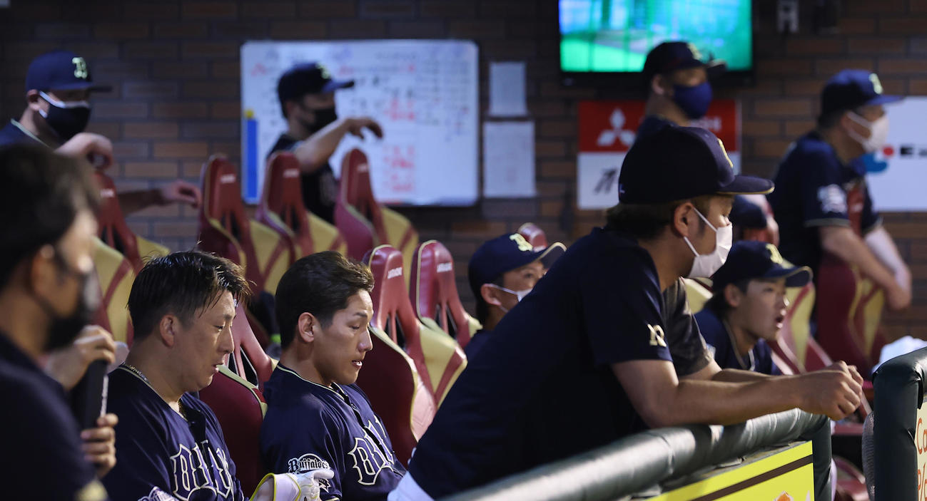 楽天対オリックス　9回、劣勢の展開にベンチで厳しい表情を見せるオリックスナイン（撮影・垰建太）