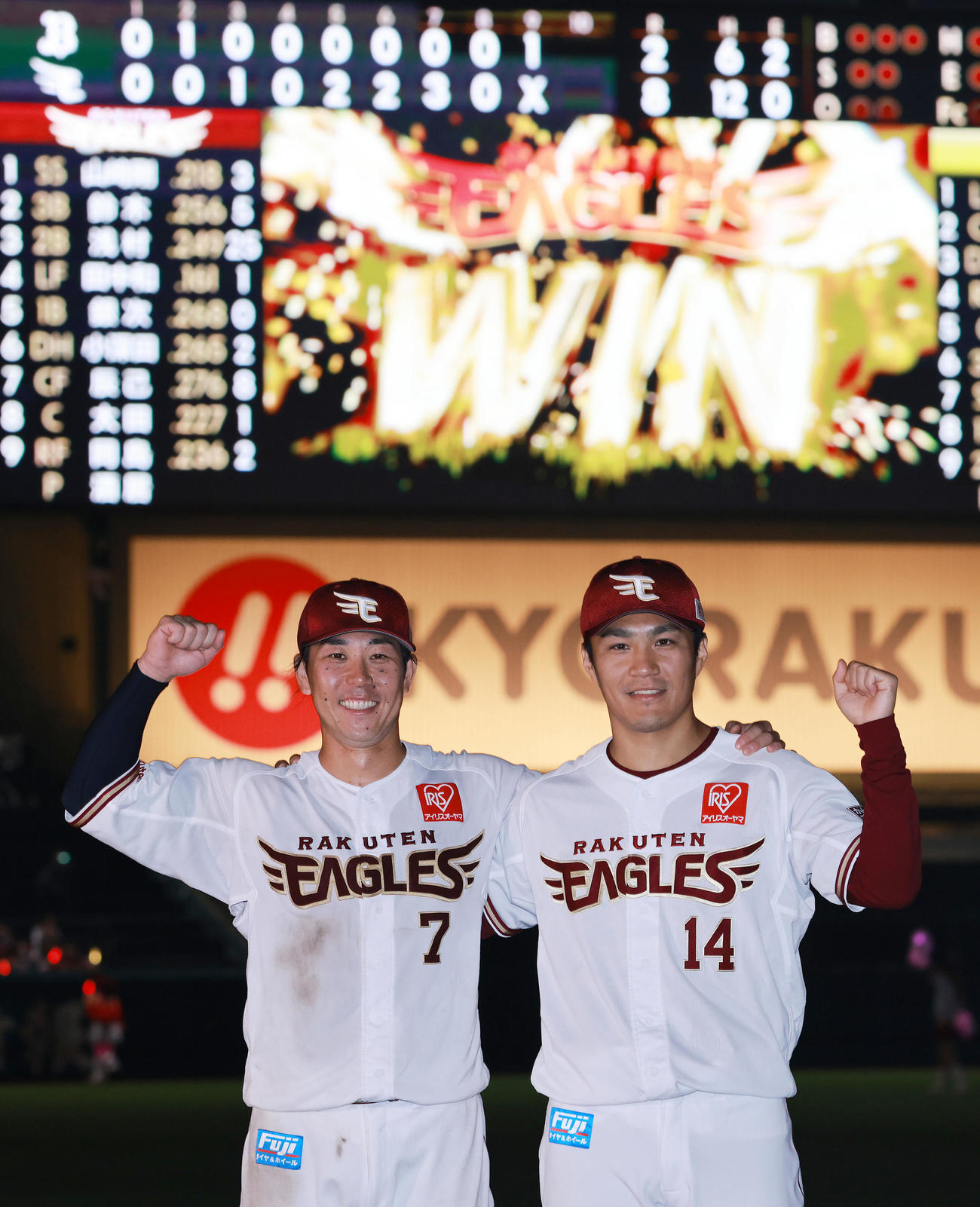 楽天対オリックス　オリックスに勝利しヒーローの楽天鈴木大（左）と則本は笑顔で写真に納まる（撮影・垰建太）