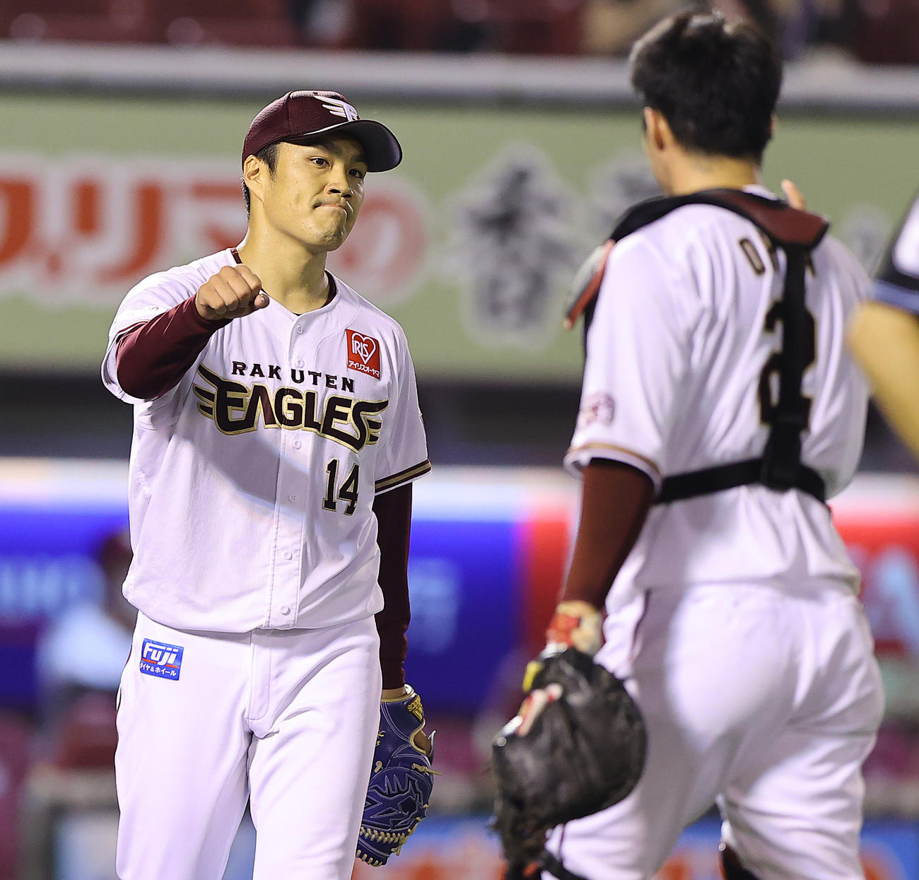 楽天対オリックス　7回表オリックス無死、頓宮を捕ゴロに仕留めた則本（左）は太田とグータッチ（撮影・垰建太）