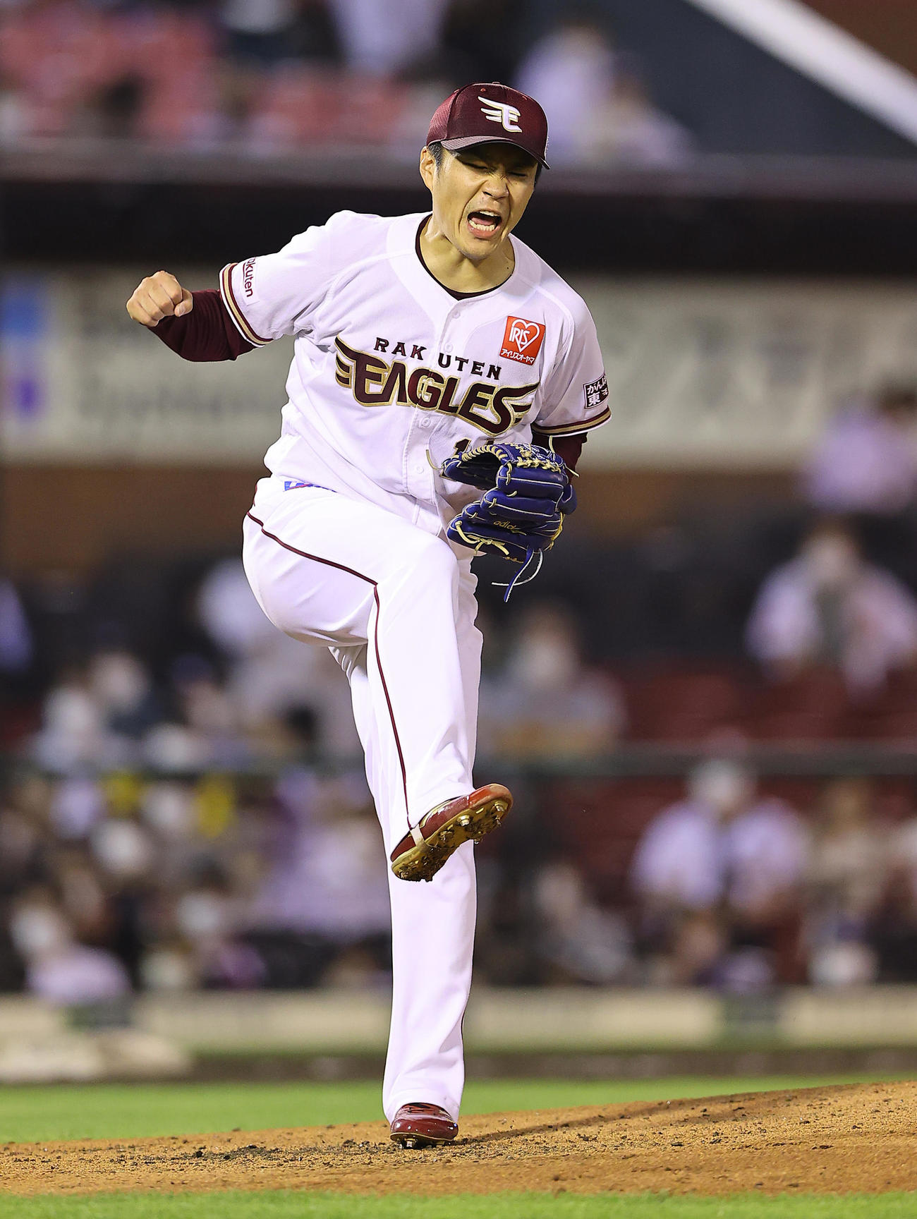 楽天対オリックス　5回表オリックス2死一、三塁、中川を三振に仕留め雄たけびを上げガッツポーズする則本（撮影・垰建太）
