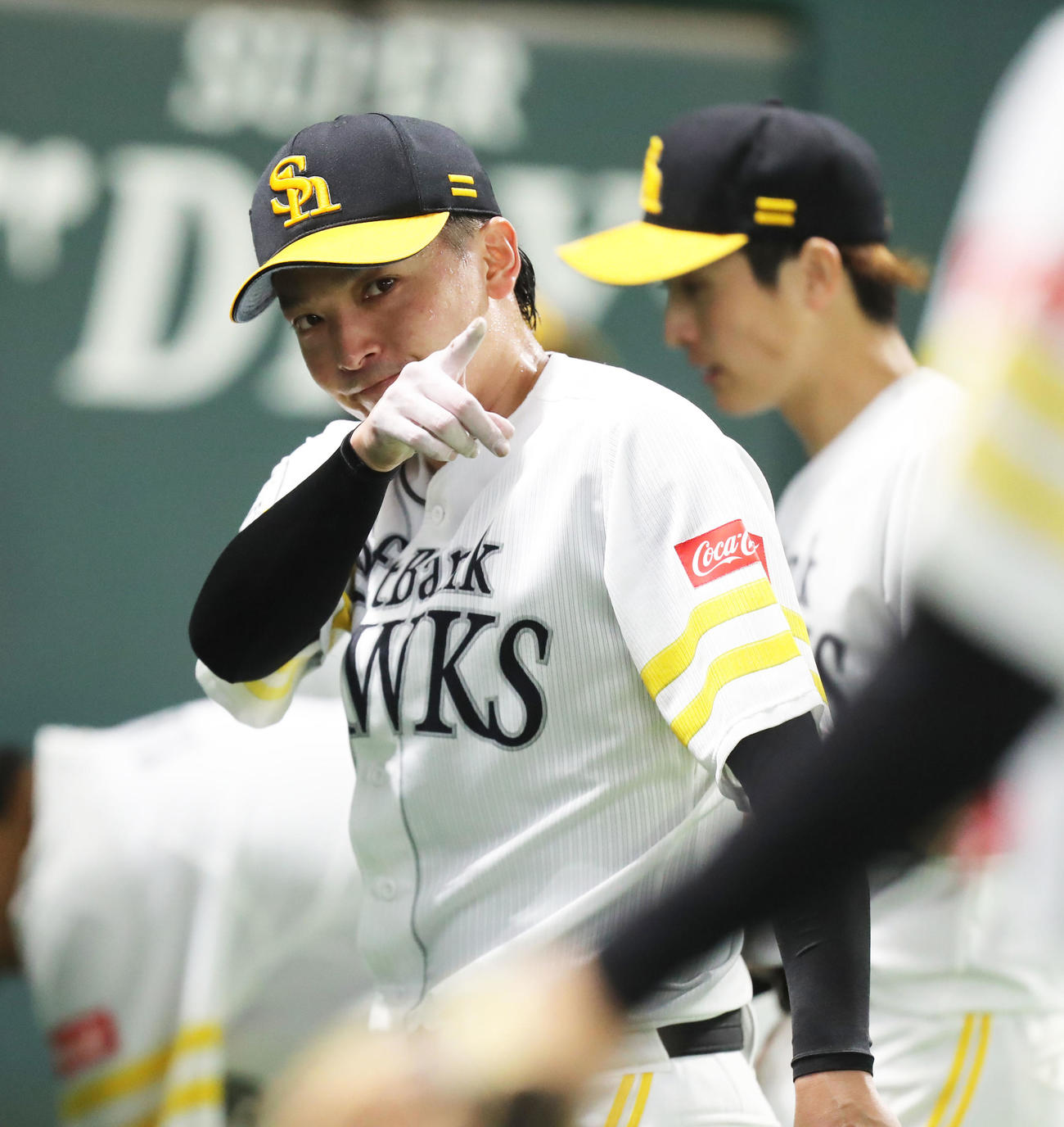 ソフトバンク対西武　5回表を投げ終え、三森を指さす東浜（撮影・屋方直哉）