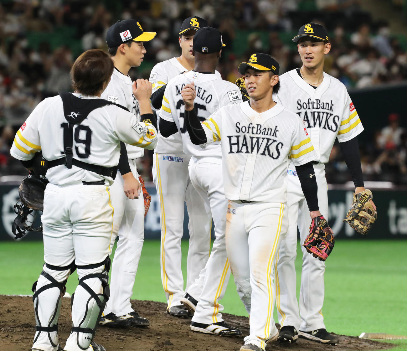 ソフトバンク対西武　西武に勝利し、グータッチをする今宮らソフトバンクナイン（撮影・屋方直哉）