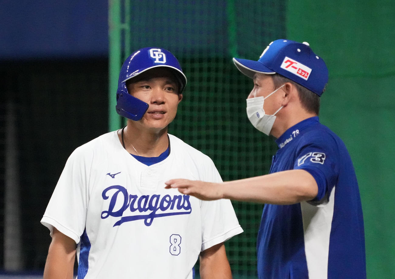 立浪和義監督（右）と話す大島洋平（2022年9月6日撮影）