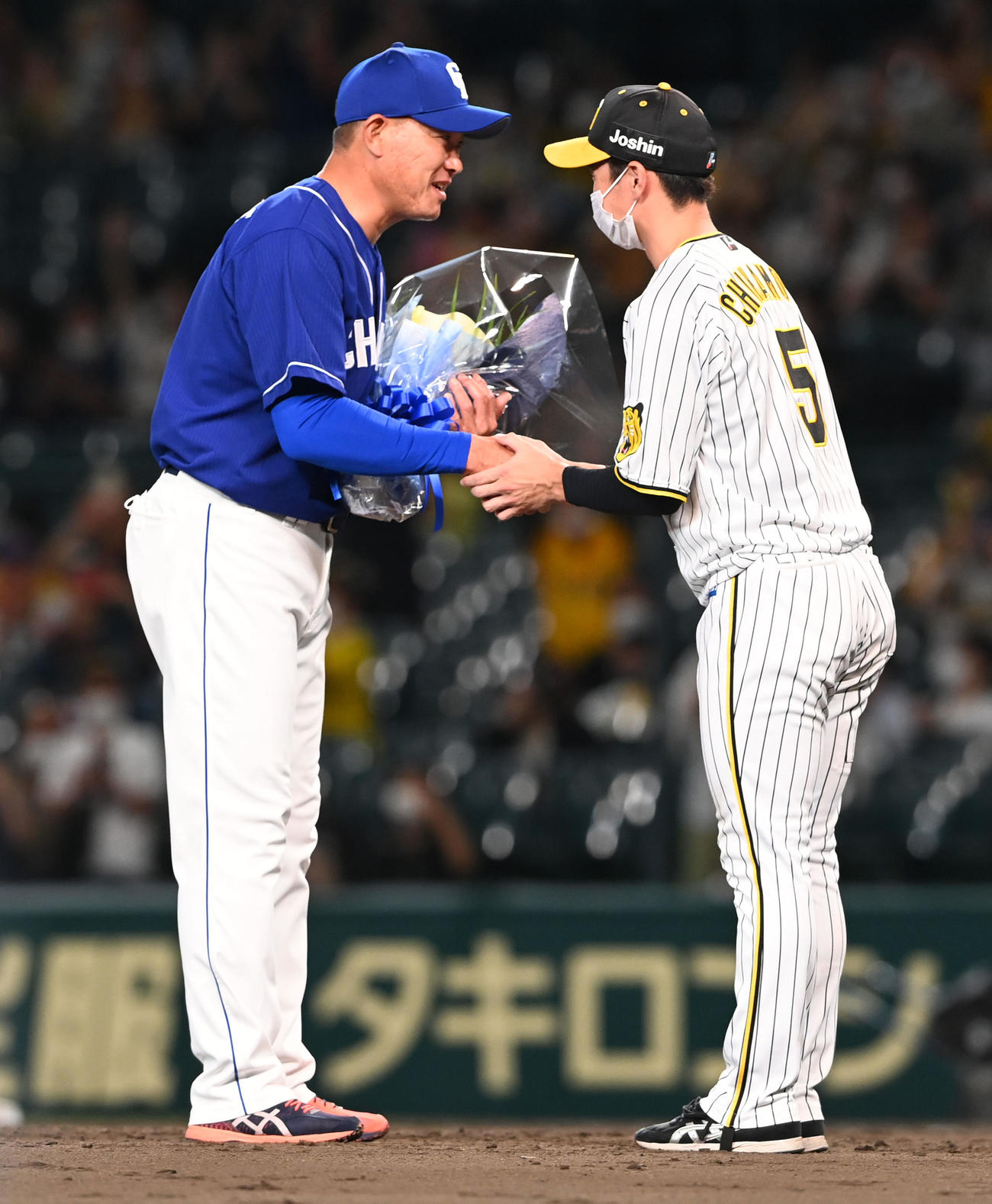 阪神対中日　近本（右）から花束を受け取った福留（撮影・前岡正明）