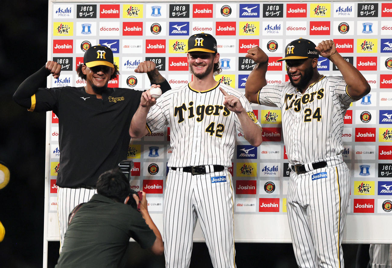 阪神対中日　お立ち台でポーズを見せる、左からマルテ、ケラー、ロハス・ジュニア（撮影・上山淳一）