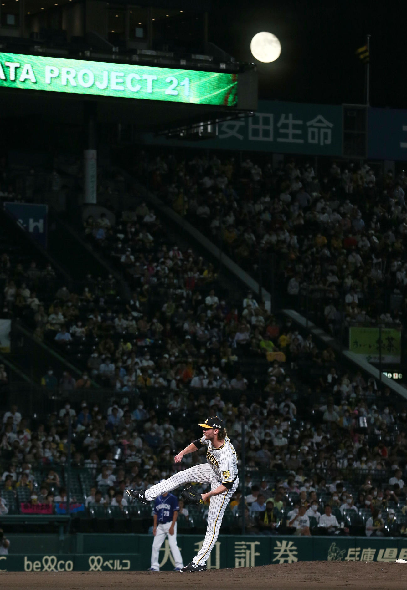 阪神対中日　6回、月が浮かぶ夜空の元登板するケラー（撮影・上山淳一）