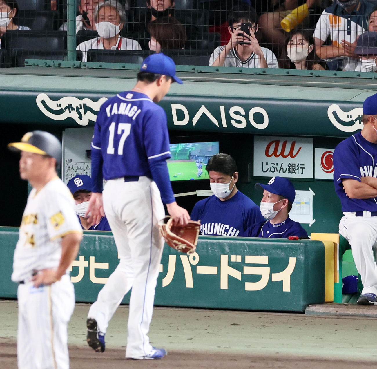 阪神対中日　6回裏阪神1死一、二塁、打者中野を迎えたところで先発柳が降板しベンチでは立浪監督がじっとグラウンドを見つめる（撮影・加藤哉）