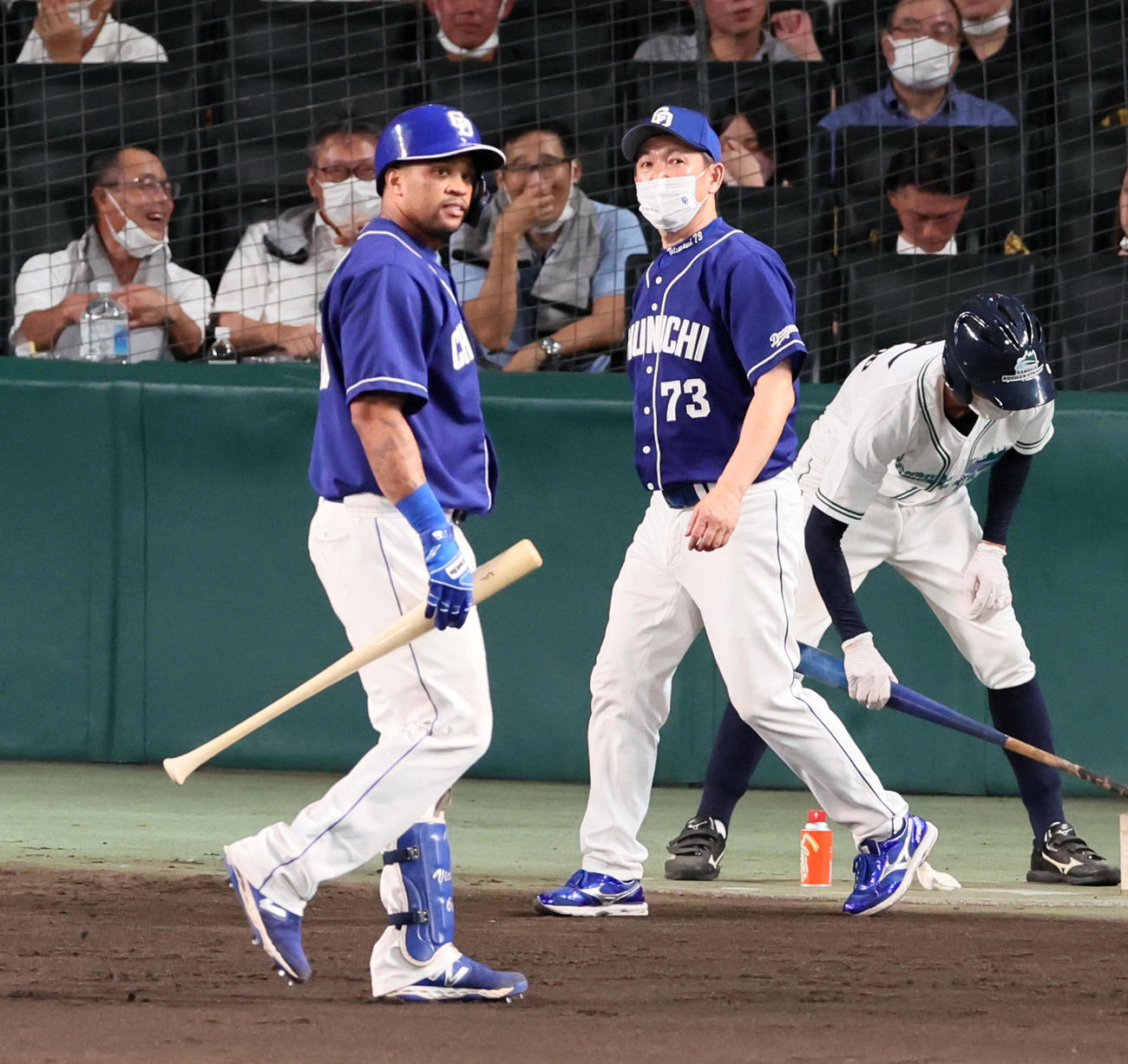 阪神対中日　8回表を終え選手交代を告げに向かう立浪監督。左は三振しベンチへ引き揚げるビシエド（撮影・加藤哉）