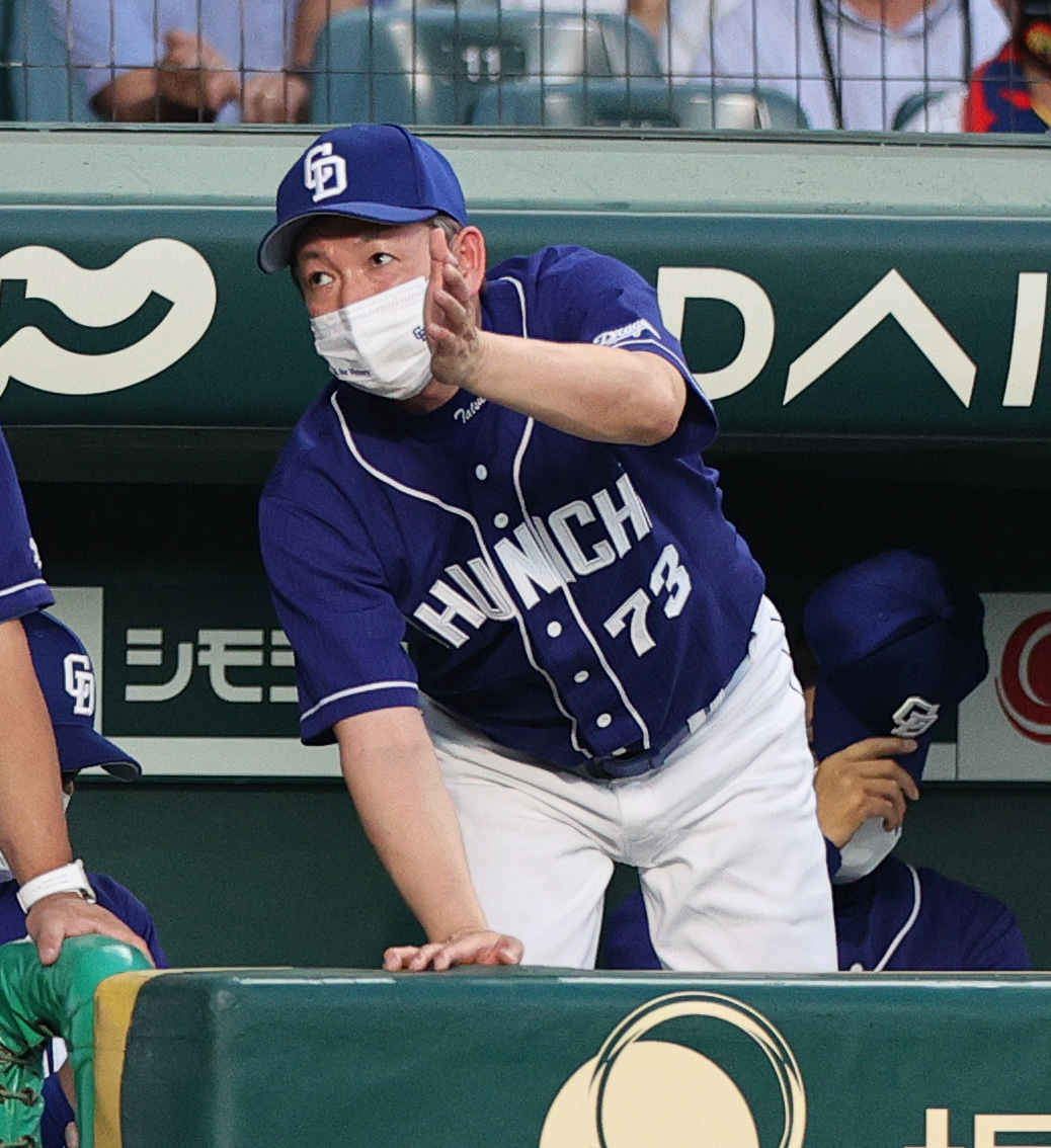 阪神対中日　1回表中日2死二塁、立浪監督はビシエドの右前適時打で先制生還の岡林を出迎える（撮影・上山淳一）