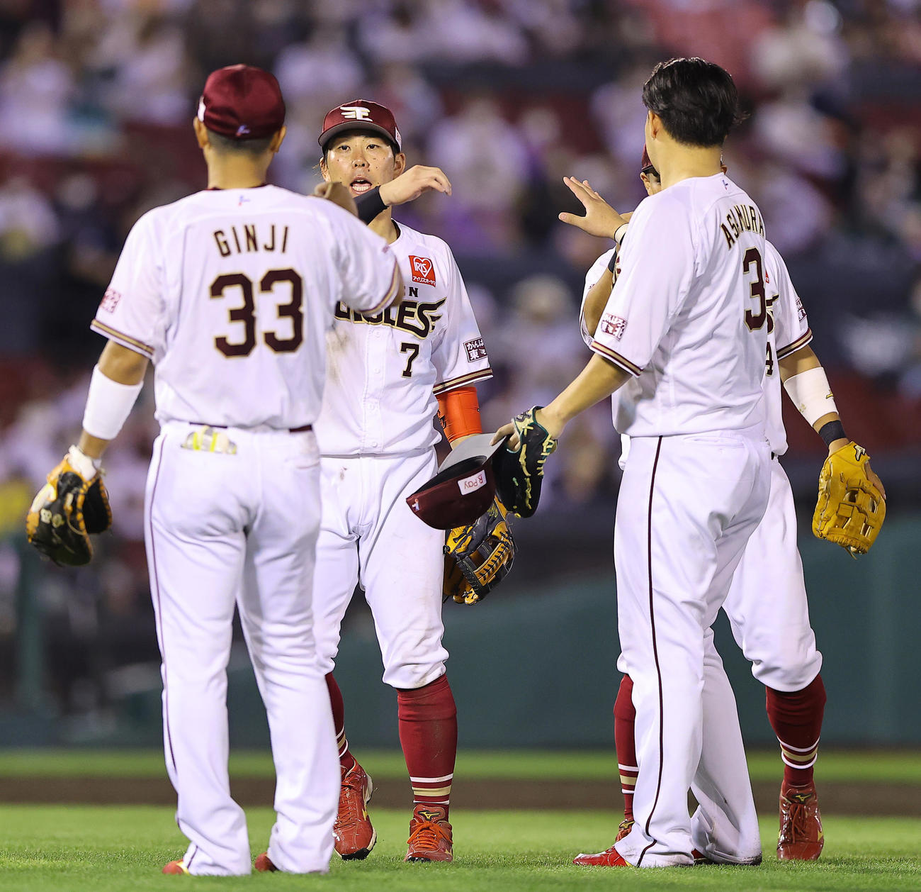 楽天対オリックス　オリックスに勝利しナインとタッチを交わす楽天鈴木大地（中央）（撮影・垰建太）