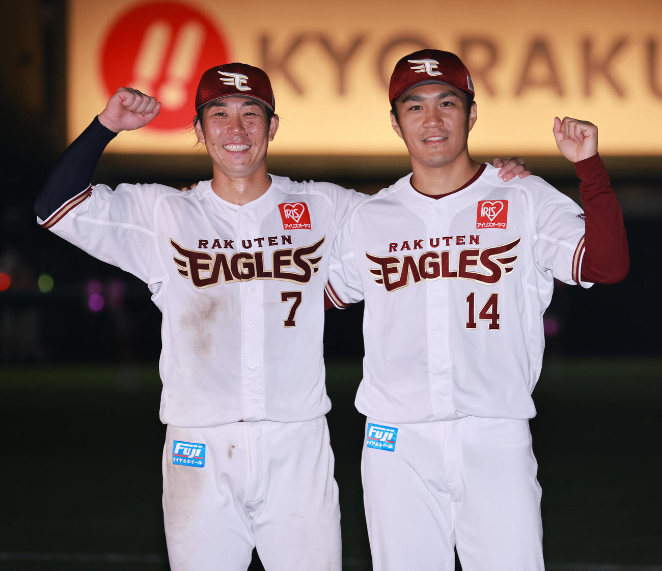 楽天対オリックス　オリックスに勝利しヒーローの楽天鈴木大地（左）と則本は笑顔で写真に納まる（撮影・垰建太）