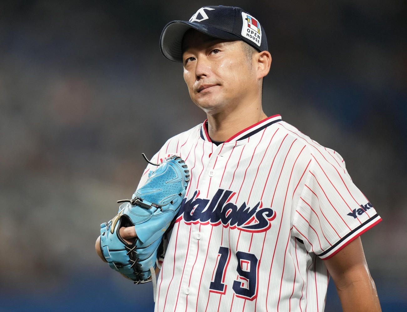 ヤクルト対巨人　2回表を終え、浮かない表情でベンチへ戻るヤクルト石川（撮影・鈴木みどり）
