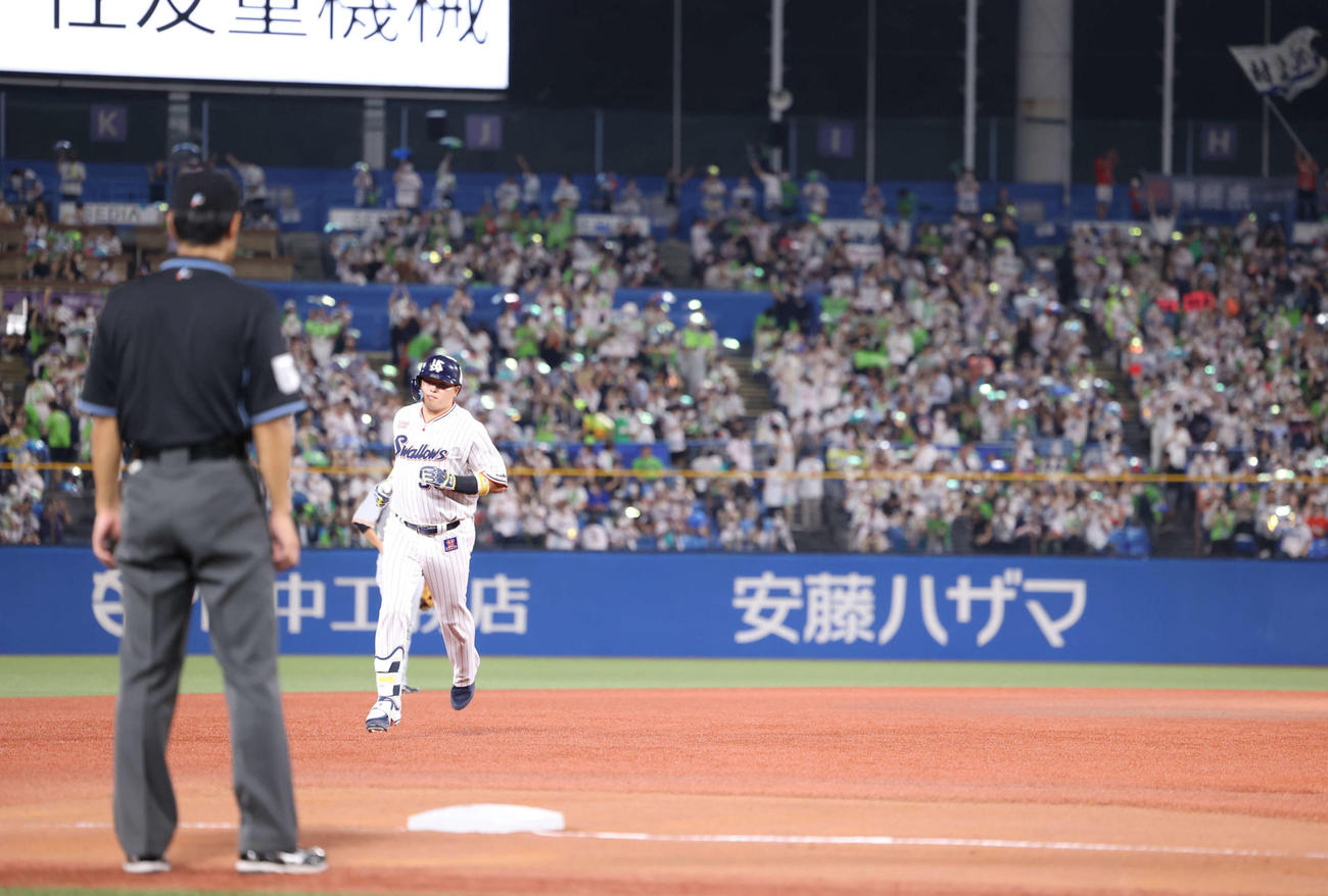 ヤクルト対巨人　4回裏ヤクルト無死、54号となるソロ本塁打を放ち二塁を回る村上（撮影・河田真司）