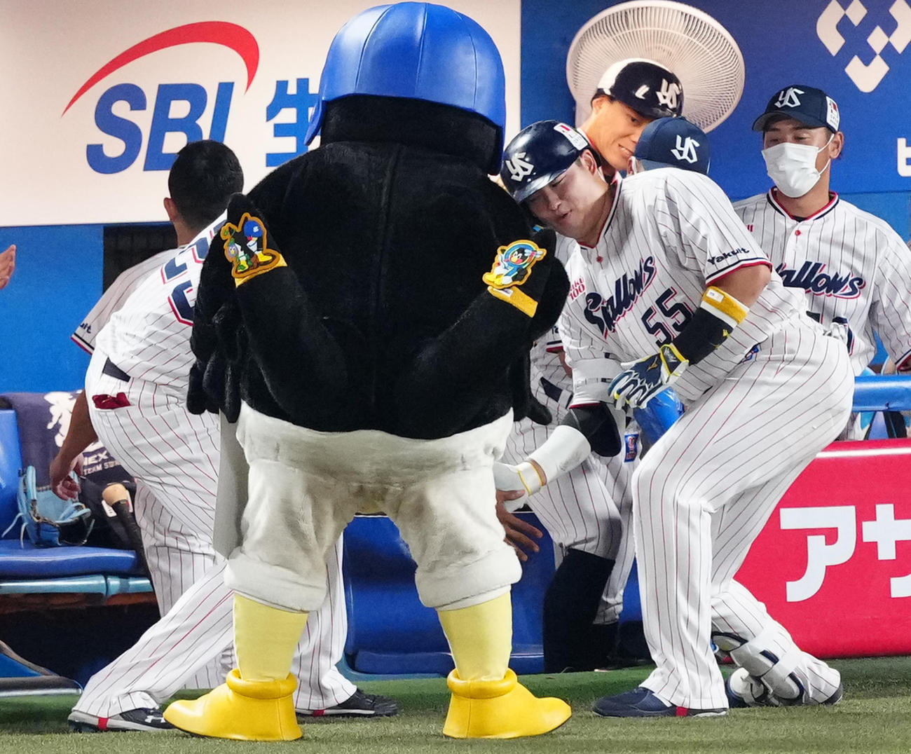 ヤクルト対巨人　4回裏ヤクルト無死、ソロ本塁打を放ち、タッチを交わす村上（右）（撮影・江口和貴）
