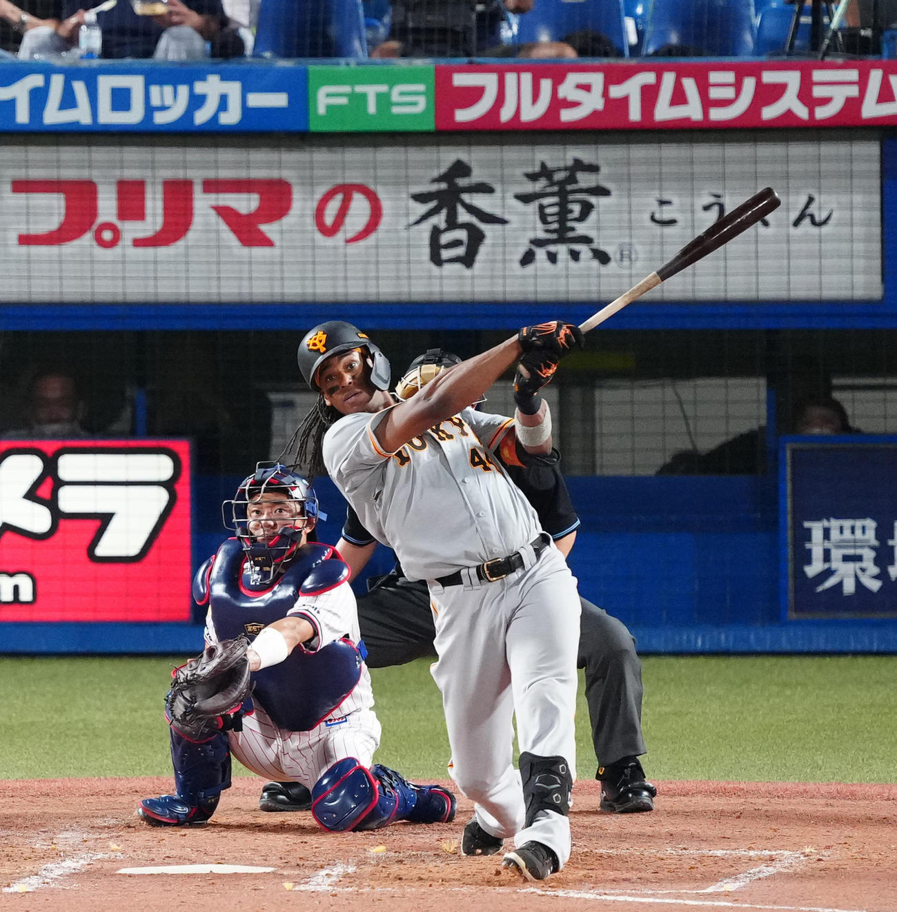 ヤクルト対巨人　4回表巨人2死、中越えソロ本塁打を放つウォーカー（撮影・江口和貴）
