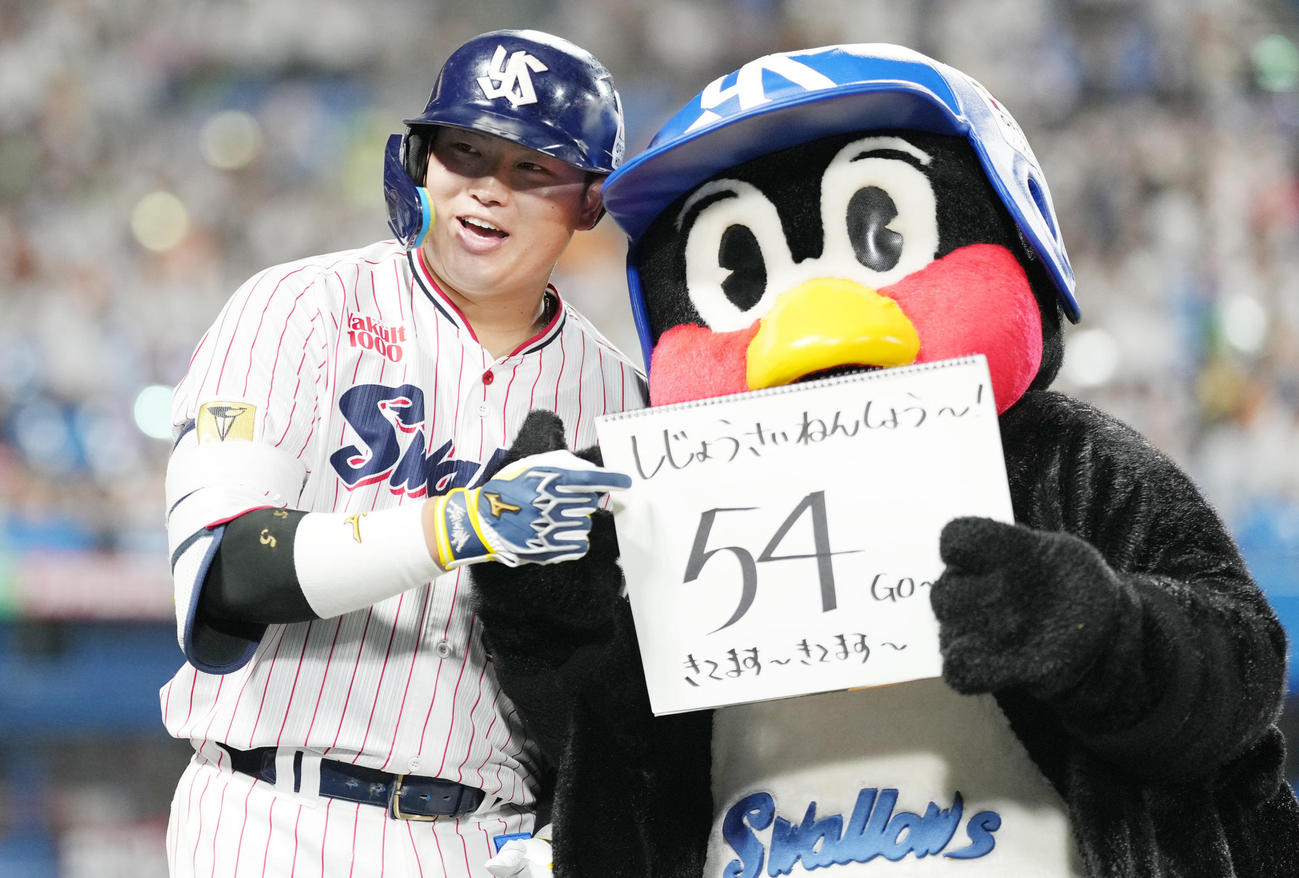 ヤクルト対巨人　4回裏ヤクルト無死、54号となる右越えソロ本塁打を放った村上はつば九郎と笑顔（撮影・鈴木みどり）
