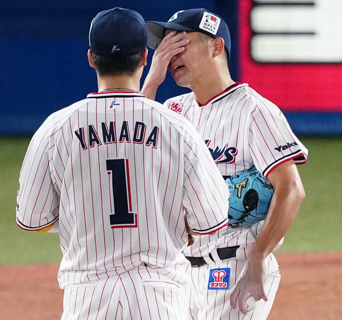 ヤクルト対巨人　5回途中、降板を告げられたヤクルト先発の石川（右）（撮影・江口和貴）