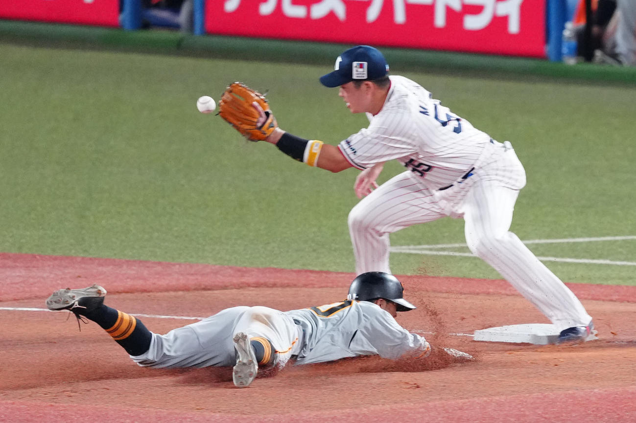 ヤクルト対巨人　8回表巨人1死二塁、三塁盗塁を決める湯浅（左）。右は三塁手村上（撮影・江口和貴）