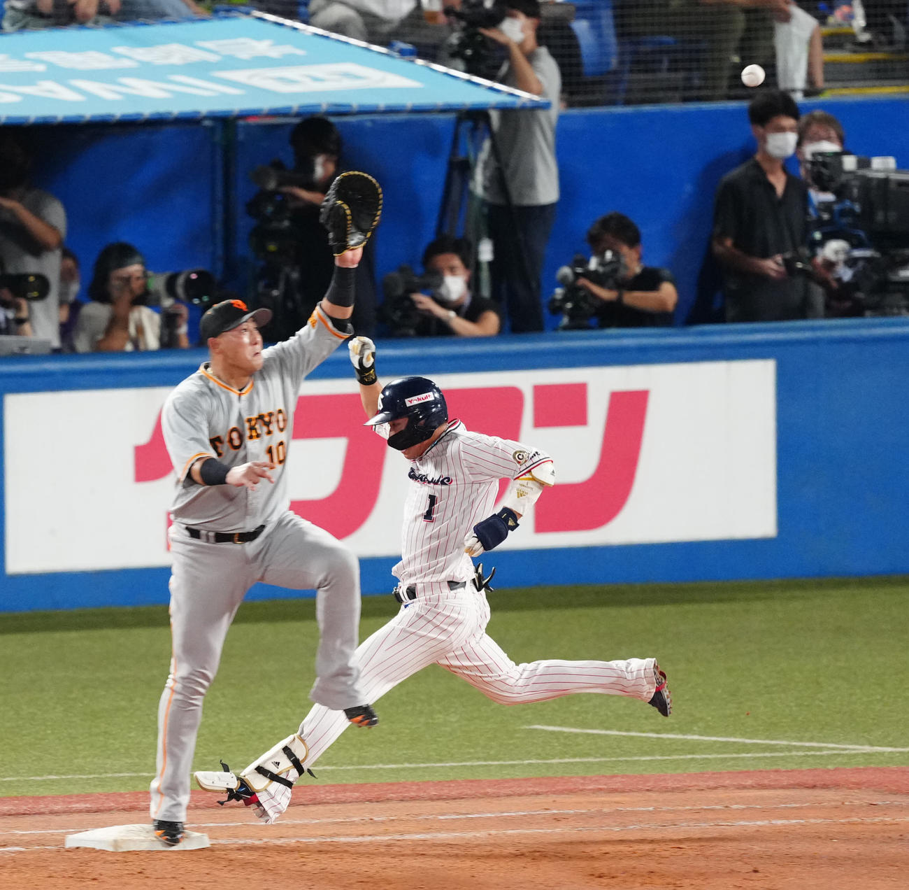 ヤクルト対巨人　8回裏ヤクルト無死、遊撃内野安打とする山田。一塁手中田（撮影・江口和貴）
