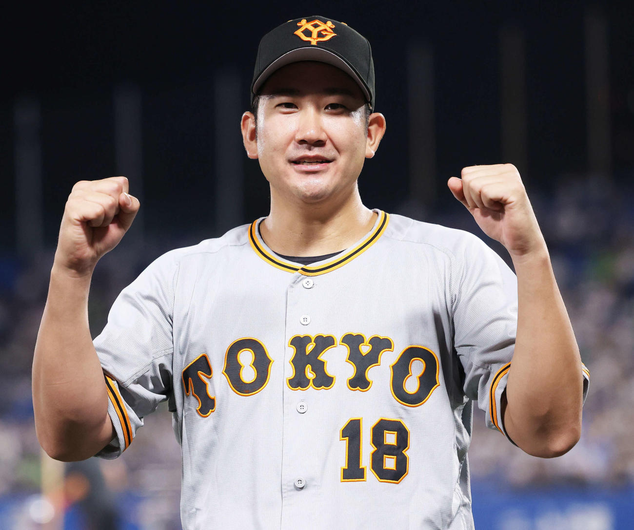 ヤクルト対巨人　ヤクルトに勝利し、ガッツポーズで写真に納まる菅野（撮影・河田真司）