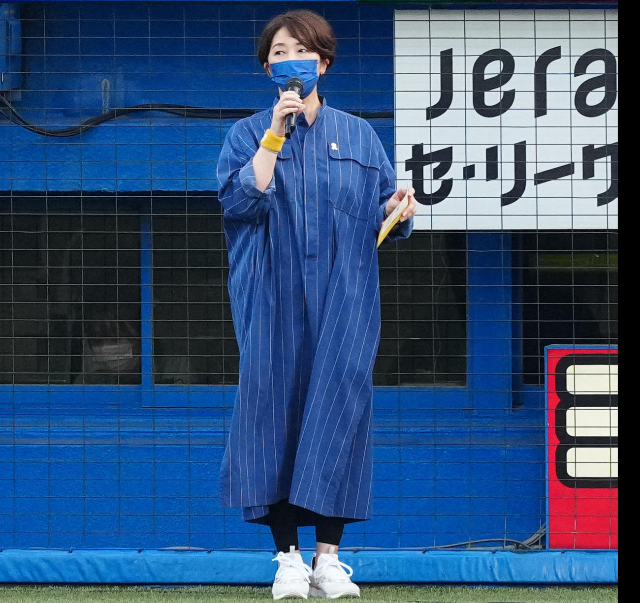 ヤクルト対巨人　試合前、グラウンドに登場した中井美穂氏（撮影・江口和貴）