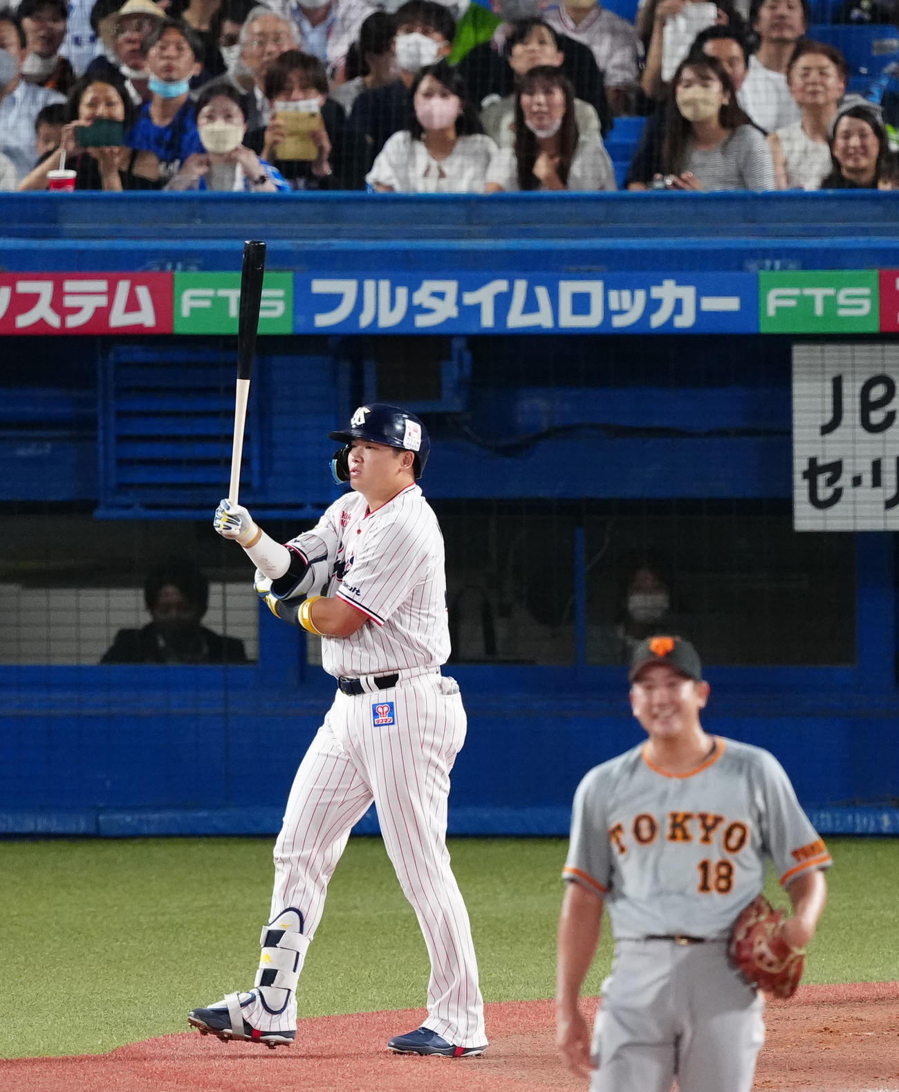 ヤクルト対巨人　1回裏ヤクルト1死一塁、四球を選んだ村上。投手菅野（撮影・江口和貴）