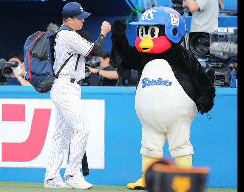 ヤクルト対巨人 試合前、グータッチを交わすヤクルト村上宗隆(左)とつば九郎(撮影・河田真司)
