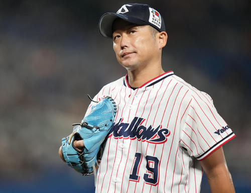 ヤクルト対巨人 2回表を終え、浮かない表情でベンチへ戻るヤクルト石川(撮影・鈴木みどり)
