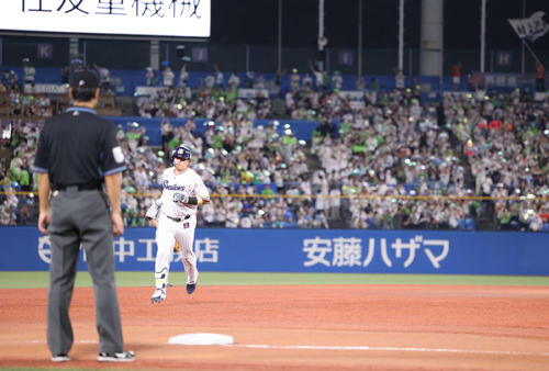 ヤクルト対巨人 4回裏ヤクルト無死、54号となるソロ本塁打を放ち二塁を回る村上(撮影・河田真司)