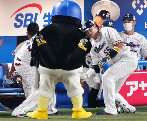 ヤクルト対巨人 4回裏ヤクルト無死、ソロ本塁打を放ち、タッチを交わす村上(右)(撮影・江口和貴)