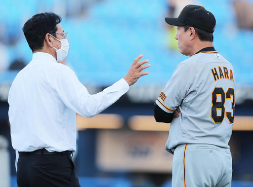 ヤクルト対巨人 試合前、キャッチボールする巨人坂本(撮影・河田真司)