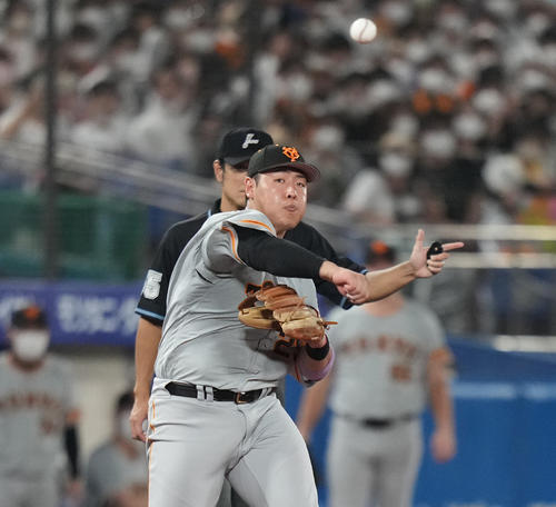 ヤクルト対巨人 6回裏ヤクルト2死一、二塁、中村の打球を一塁へ悪送球する三塁手岡本和(撮影・鈴木みどり)