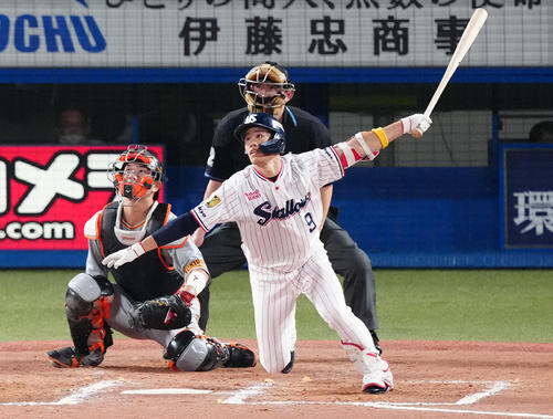 ヤクルト対巨人 7回裏ヤクルト2死、右越えソロ本塁打を放つ塩見(撮影・江口和貴)