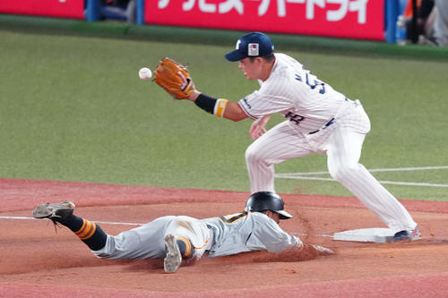ヤクルト対巨人 8回表巨人1死二塁、三塁盗塁を決める湯浅(左)。右は三塁手村上(撮影・江口和貴)