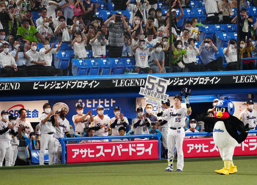 ヤクルト対巨人 9回裏ヤクルト2死一、二塁、55号となる3点本塁打を放ち、記念ボードを掲げる村上(撮影・江口和貴)
