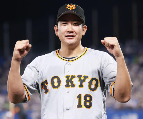 ヤクルト対巨人 ヤクルトに勝利し、ガッツポーズで写真に納まる菅野(撮影・河田真司)