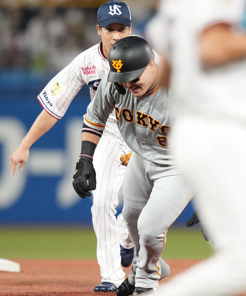 ヤクルト対巨人 1回表巨人2死一塁、打者中田の時、一二塁間で挟まれアウトになる一塁走者丸。二塁手山田(撮影・鈴木みどり)