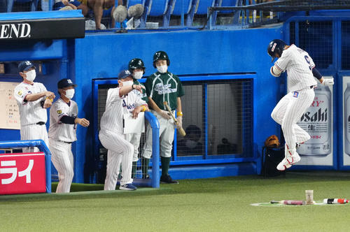 ヤクルト対巨人 1回裏ヤクルト無死、左越えに先頭打者本塁打を放ち、ベンチに向かう塩見(右端)(撮影・江口和貴)
