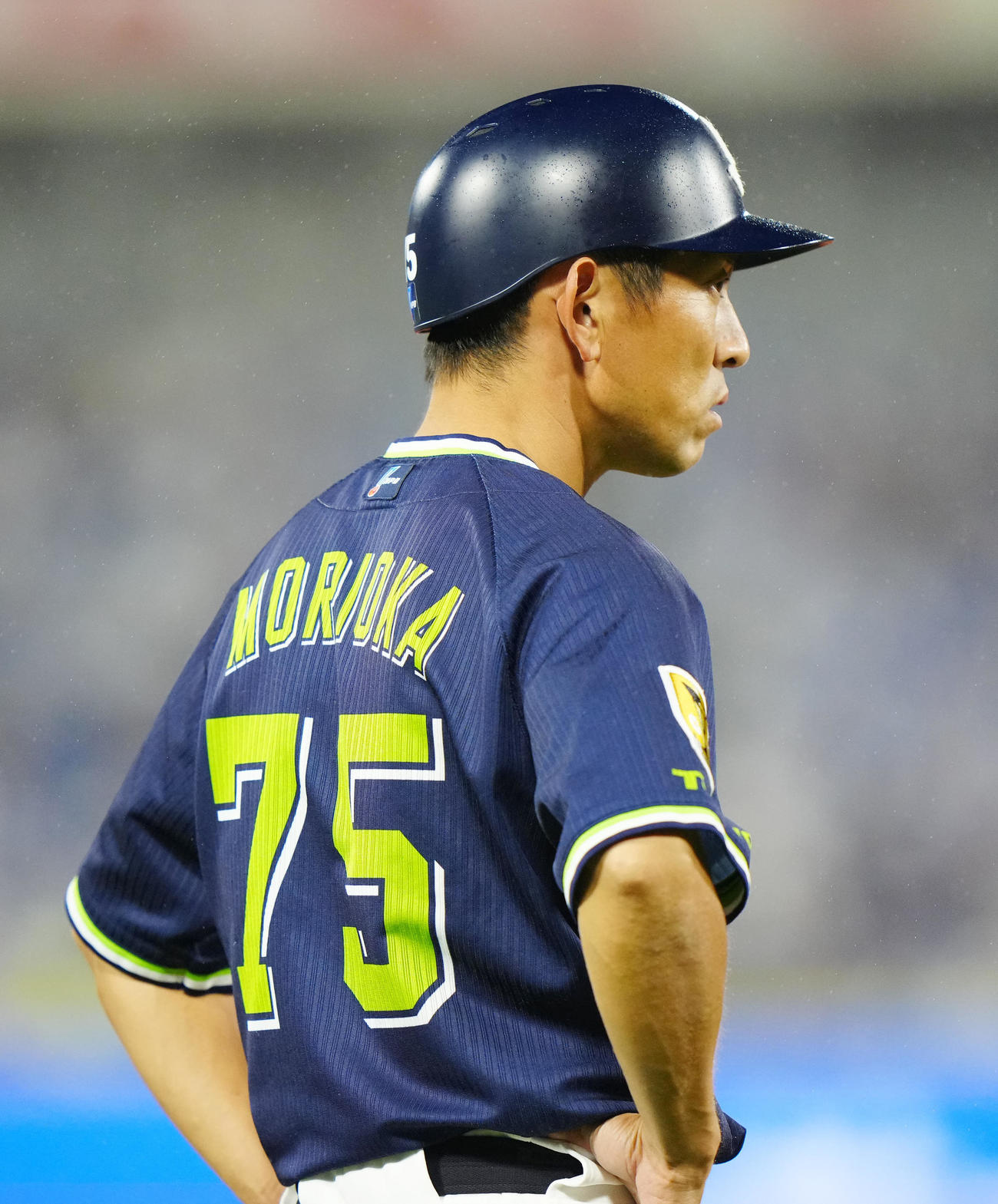 DeNA対ヤクルト　8回表、ヤクルト村上が死球を受け、声を上げる森岡内野守備走塁コーチ（2022年9月12日撮影）