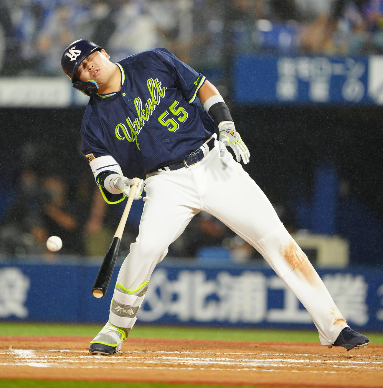 22年9月12日、DeNA対ヤクルト　8回表ヤクルト1死、死球を受け、厳しい表情の村上宗隆