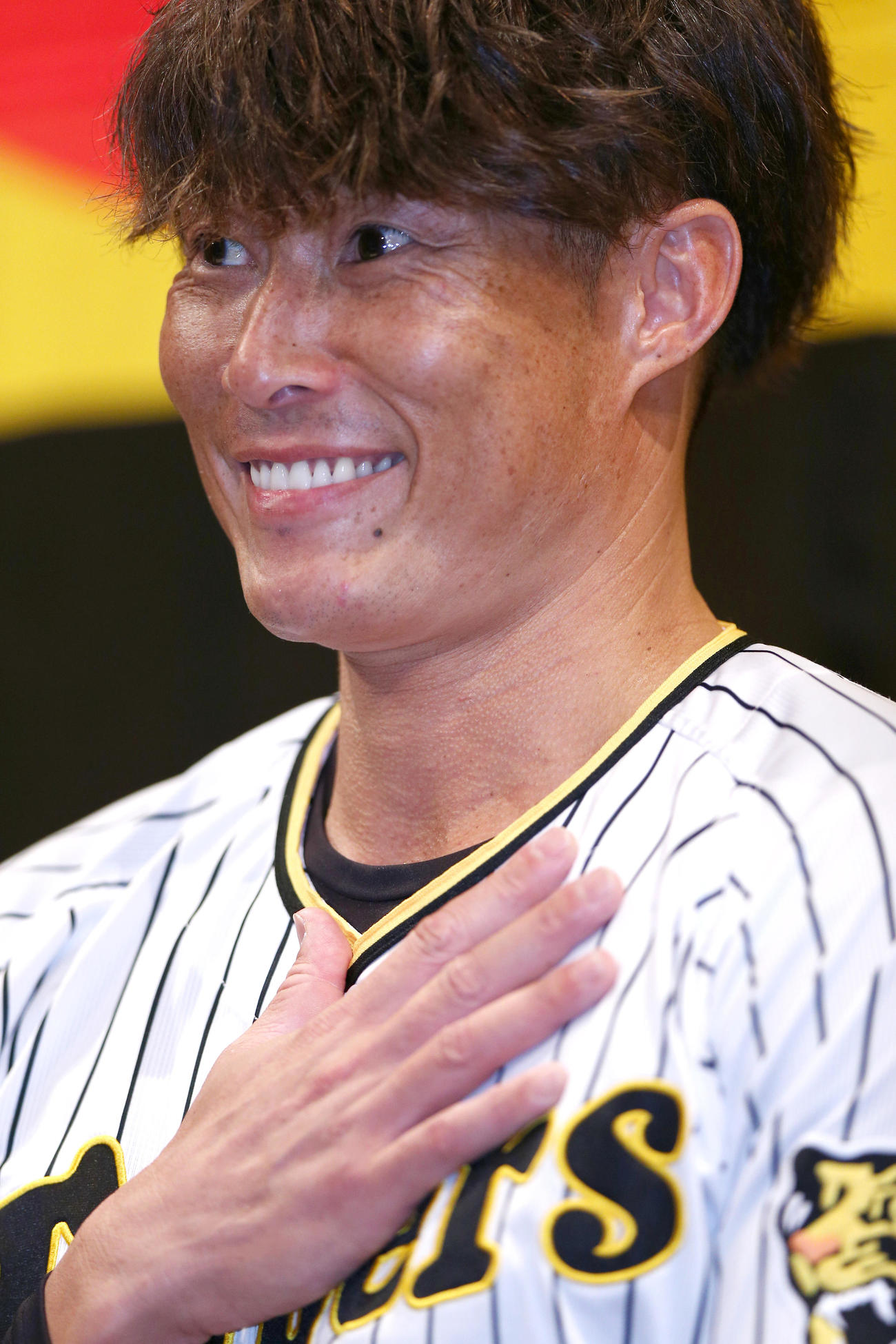 今シーズン限りで引退を伝えた阪神糸井は、すがすがしい表情で会見する（撮影・上山淳一）