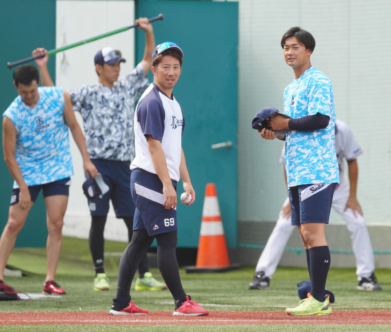 1軍に合流したヤクルト山下（右）。左は今野（撮影・江口和貴）