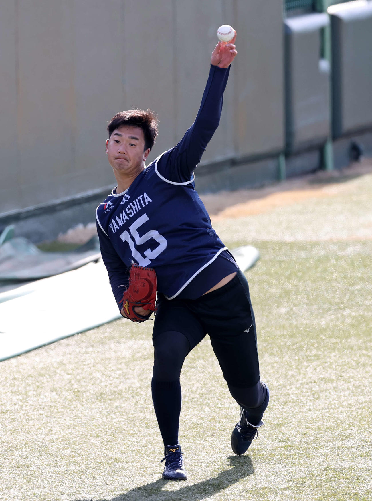 投球練習するヤクルト山下（22年1月25日撮影）
