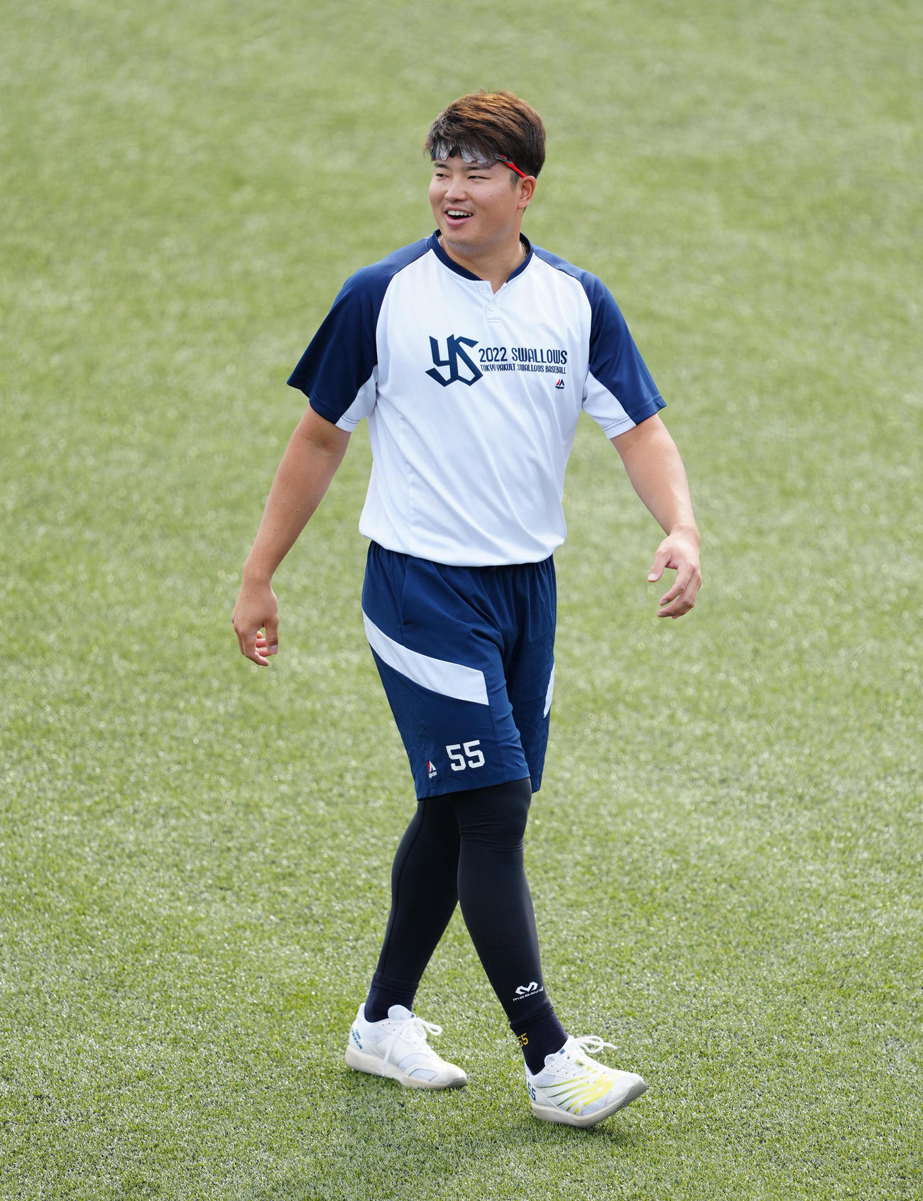 ヤクルト対巨人　試合前練習で外野を歩くヤクルト村上（撮影・江口和貴）