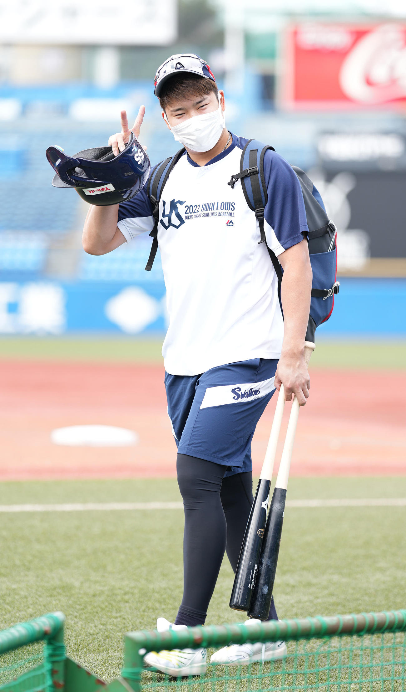 ヤクルト対巨人　球場に姿を現し笑顔でピースするヤクルト村上（撮影・鈴木みどり）