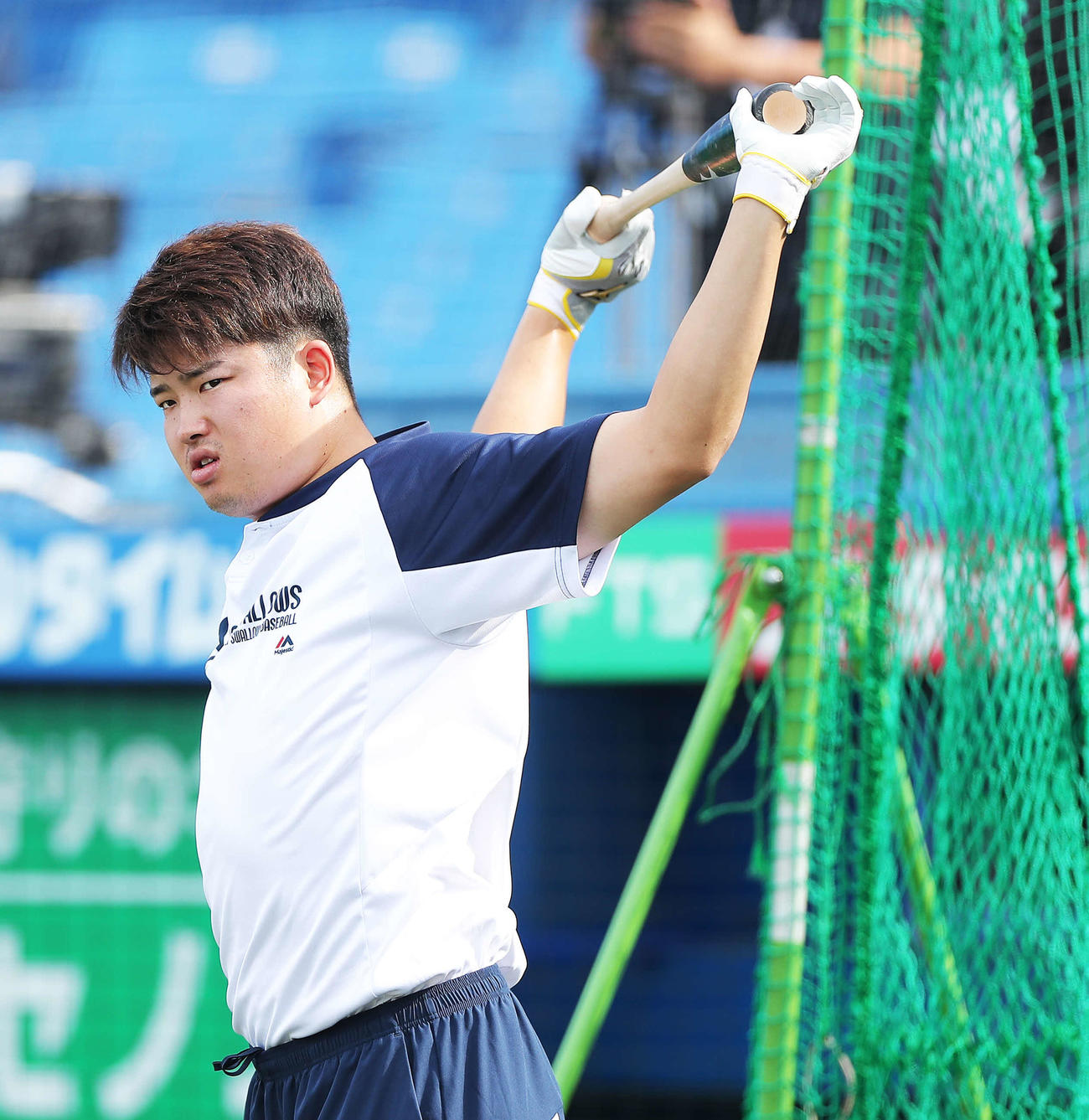 ヤクルト対巨人　試合前、打撃練習に臨むヤクルト村上（撮影・河田真司）