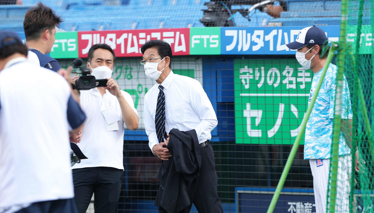 ヤクルト対巨人　試合前、ヤクルト村上（左）と言葉を交わす侍ジャパン栗山監督。右はヤクルト高津監督（撮影・河田真司）