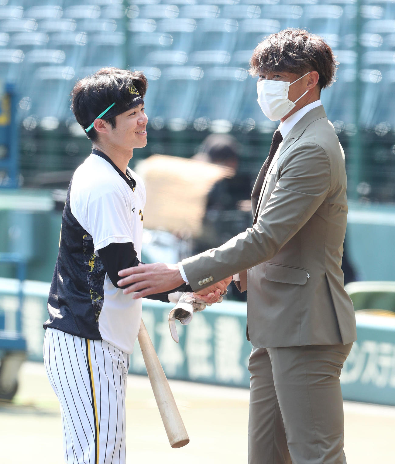 阪神対広島　引退会見を終えた糸井（右）はスーツ姿でグラウンドに現れ中野にあいさつする（撮影・白石智彦）
