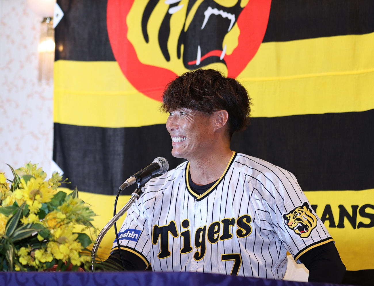 引退会見で、すがすがしい表情を見せる阪神糸井（撮影・上山淳一）