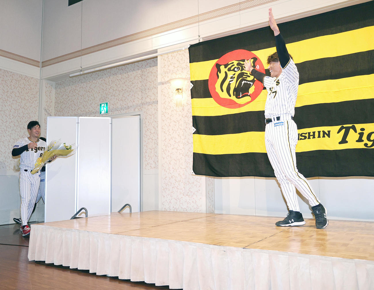 サプライズで登場した阪神佐藤輝（左）らに喜ぶ阪神糸井（撮影・上山淳一）